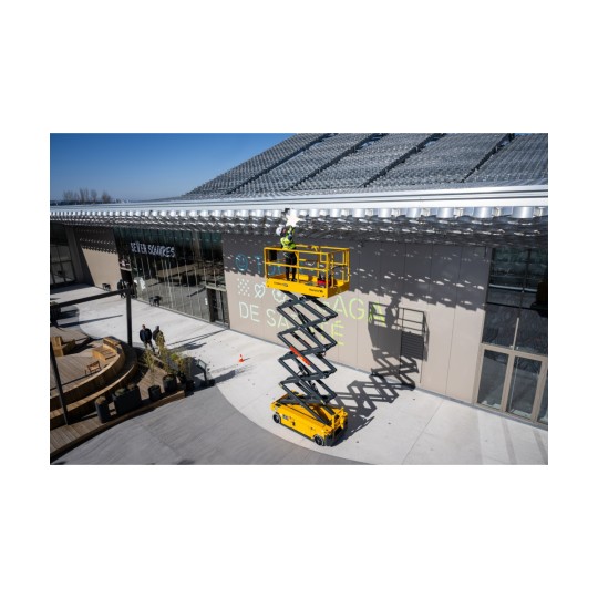 Haulotte COMPACT 10 NAE i bruk utendørs av arbeider som jobber på taket til et bygg