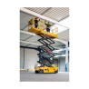 Haulotte COMPACT 10 NAE i bruk innendørs av to arbeidere som maler taket